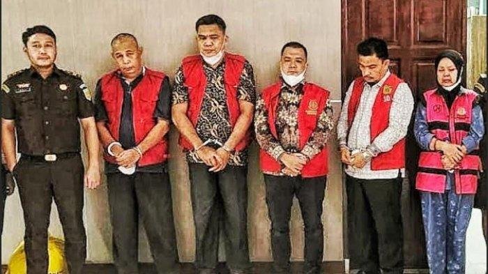 Kelima tersangka suap PPPK Langkat ditahan tim Pidsus Kejati Sumut, Senin (13/1/2025).