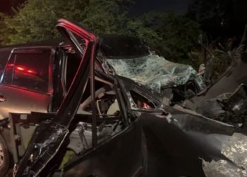 Kondisi mobil Toyota Inova ringsek berat di bagian depannya.