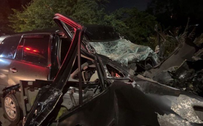 Kondisi mobil Toyota Inova ringsek berat di bagian depannya.