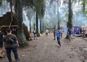 Personel gabungan Polres Binjai dan Kodim 0203 Langkat menghancurkan tempat peredaran narkoba di Kecamatan Sei Bingai, Langkat, Selasa (14/1/2025). 