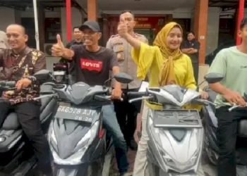 Empat warga yang sepeda motornya dikembalikan.