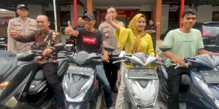 Empat warga yang sepeda motornya dikembalikan.