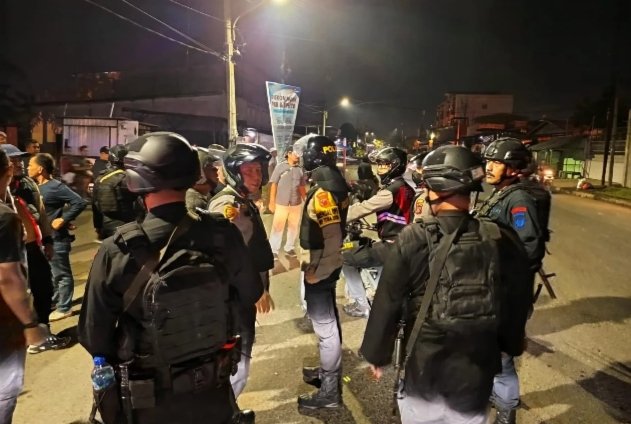 Satuan Brimob Kepolisian Daerah (Polda) Sumatera Utara menangkap terduga penjudi di Kecamatan Medan Belawan, Medan, Rabu (1/1/2025) malam. 