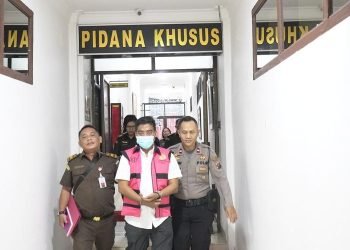 Terdakwa digiring petugas.