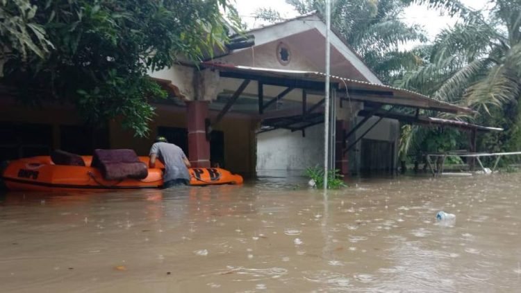 Banjir rendam ribuan rumah di Kabupaten Batu Bara. 