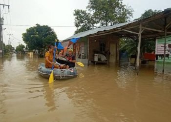 Suasana banjir di salah satu desa di Kabupaten Serdang Bedagai, Sumatera Utara. 
