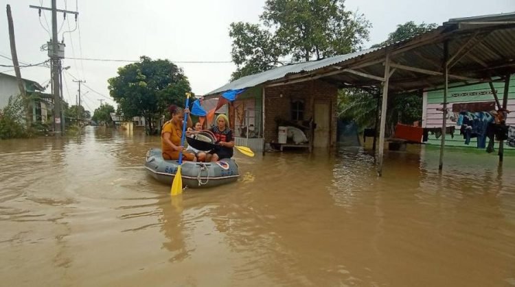 Suasana banjir di salah satu desa di Kabupaten Serdang Bedagai, Sumatera Utara.