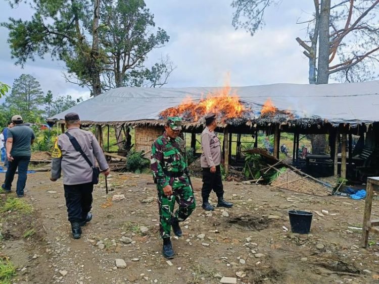 Barak narkoba dibakar.