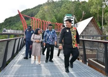 Bupati Samosir saat serah terima pengelolaan kawasan panorama Tele.(Suriono Brandoi)