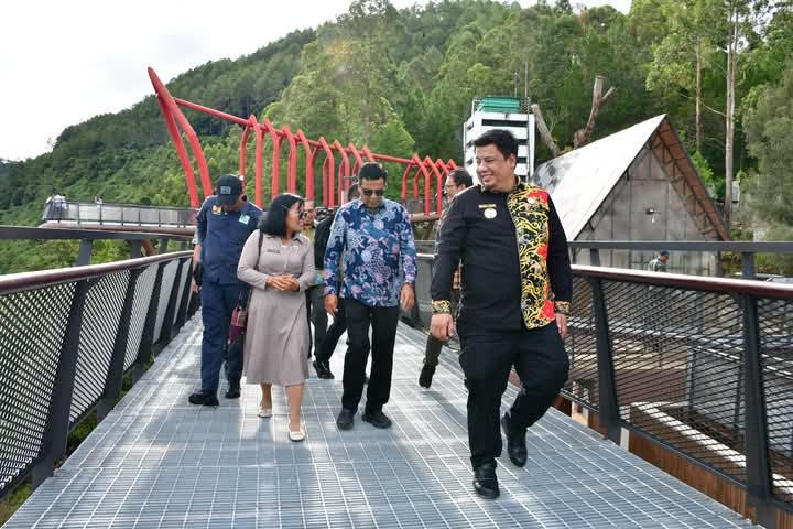 Bupati Samosir saat serah terima pengelolaan kawasan panorama Tele.(Suriono Brandoi)