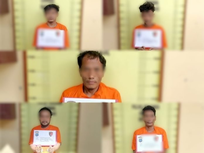 Lima pelaku di kantor polisi. 