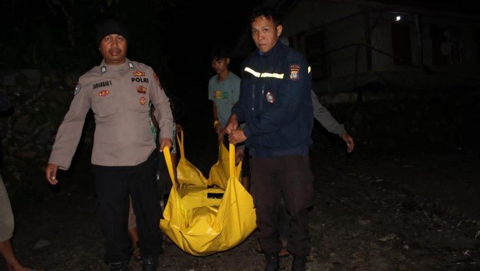 Petugas membawa jasad korban. 