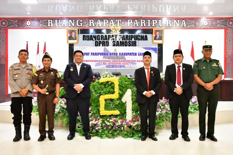 Bupati Samosir, Vandiko Timotius Gultom ST bersama Forkopimda berphoto bersama. (Suriono Brandoi)