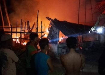 Rumah Ketua KPU Tapteng, Wahid Pasaribu hangus terbakar. 