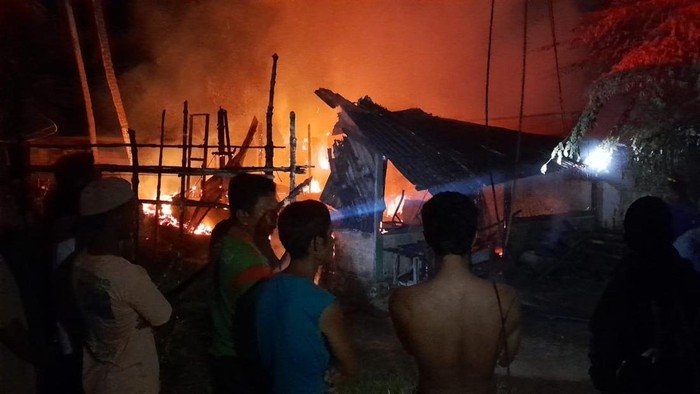 Rumah Ketua KPU Tapteng, Wahid Pasaribu hangus terbakar.