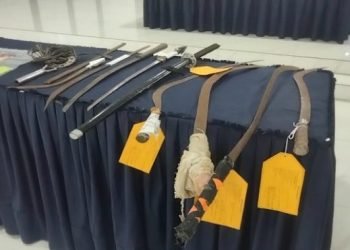 Beberapa pucuk senjata tajam dari anggota geng motor yang diamankan. 