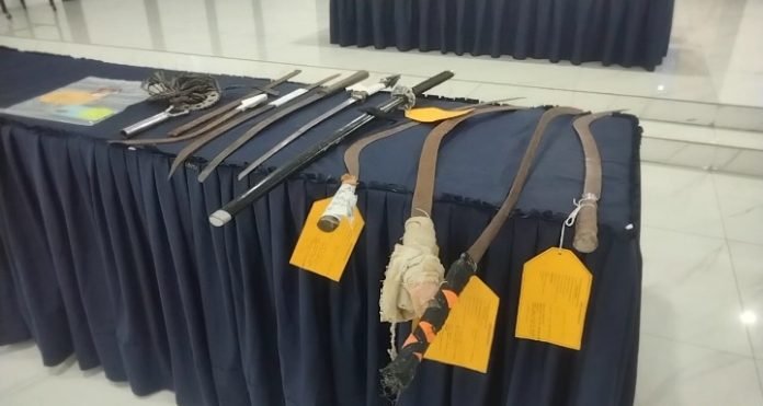 Beberapa pucuk senjata tajam dari anggota geng motor yang diamankan.