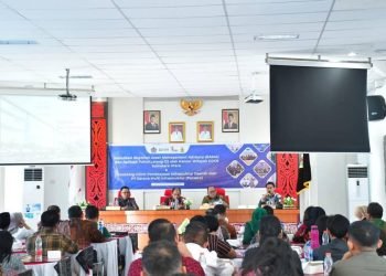 Sekda Samosir membuka acara sosialisasi.(Brandoi)