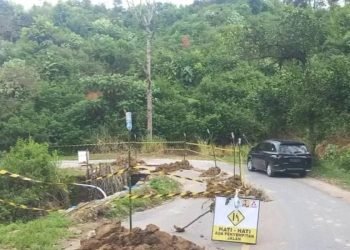 Separoh badan ruas Jalan Lintas Sumatera di daerah Batu Jomba, Kabupaten Tapanuli Selatan yang amblas.
