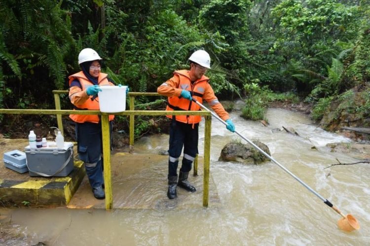 Tim Terpadu Pemantau Kualitas Air sisa proses tambang Emas Martabe  saat mengambil sampel air untuk memantau kualitas air sisa proses yang dilepas ke sungai Batang toru. (IST)