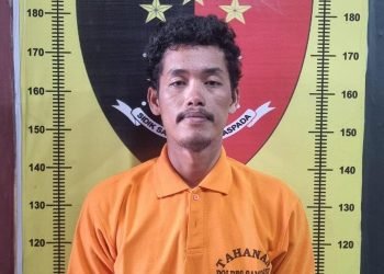Tampang pelaku Jepri Rumahorbo saat diamankan di kantor polisi.