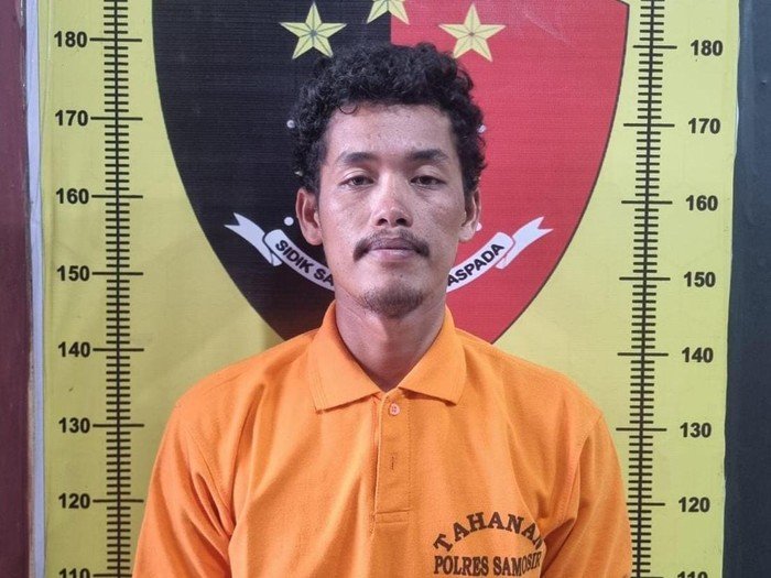 Tampang pelaku Jepri Rumahorbo saat diamankan di kantor polisi.