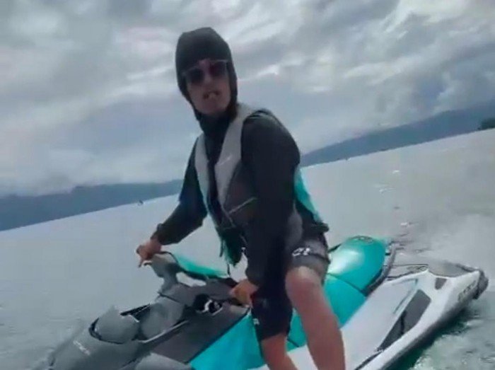 Tangkapan layar video dugaan penganiayaan di tengah Danau Toba.