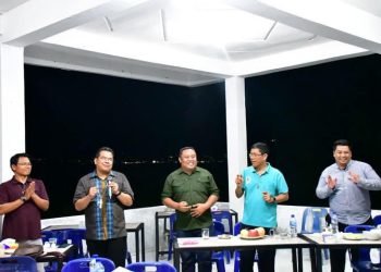 Bupati Samosir menyambut hangat Uskup Agung Medan. (Brandoi)