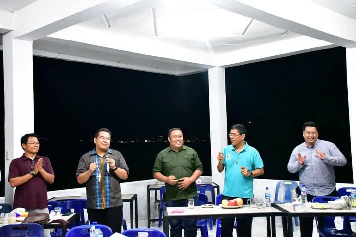 Bupati Samosir menyambut hangat Uskup Agung Medan. (Brandoi)