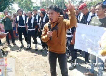 Aksi damai masyarakat Marancar dan DPC Grib Jaya Tapsel di PN Padangsidimpuan. (IST)