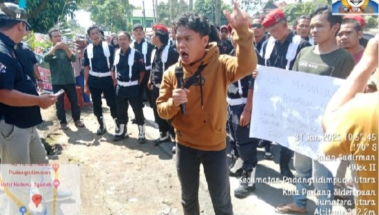 Aksi damai masyarakat Marancar dan DPC Grib Jaya Tapsel di PN Padangsidimpuan. (IST)