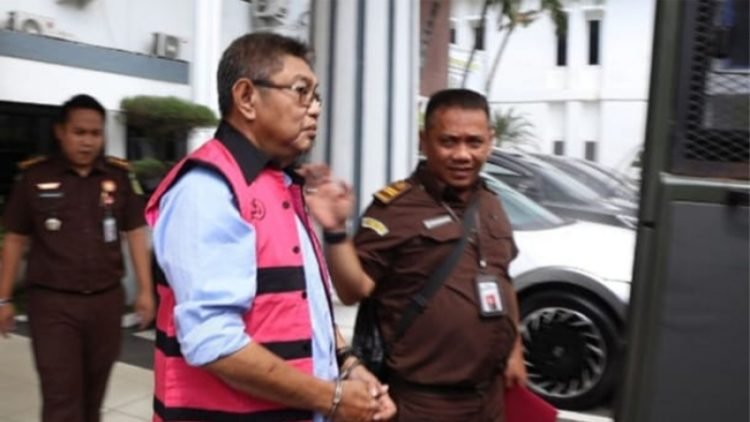 Mantan Direktur Utama Rumah Sakit Umum Pusat H Adam Malik Medan, Bambang Prabowo saat dieksekusi untuk ditahan pihak Kejari Medan beberapa waktu lalu.