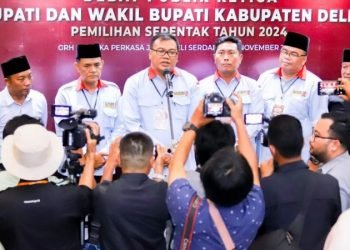Pasangan Asri Ludin Tambunan-Aci Lomlom saat menggelar konferensi pers terkait Pilkada Deli Serdang.