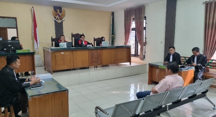 Persidangan terdakwa Mangatas Silaen di Pengadilan Negeri Balige. (IST)