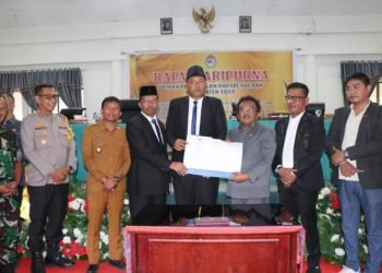 Bupati Terpilih Effendi Napitupulu dan Wakil Bupati Audi Murphy Sitorus foto bersama usai Sidang Paripurna Penetapan Bupati dan Wakil Bupati Terpilih. (IST)