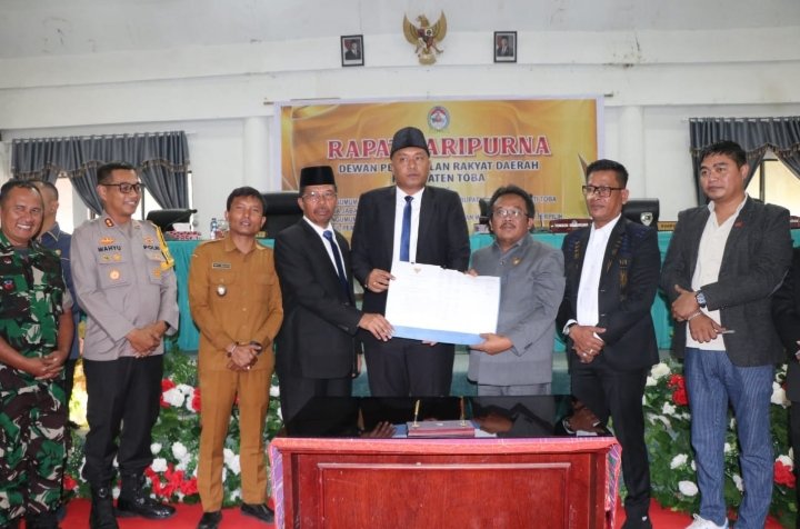 Bupati Terpilih Effendi Napitupulu dan Wakil Bupati Audi Murphy Sitorus foto bersama usai Sidang Paripurna Penetapan Bupati dan Wakil Bupati Terpilih. (IST)