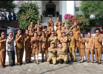 Bupati/Wakil Bupati Toba foto bersama dengan Pimpinan OPD pada Apel Gabungan. (IST)