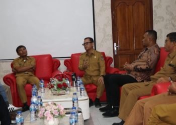 Pertemuan Silaturahmi Bupati Toba dengan pesaingnya di rumah dinas bupati. (IST)