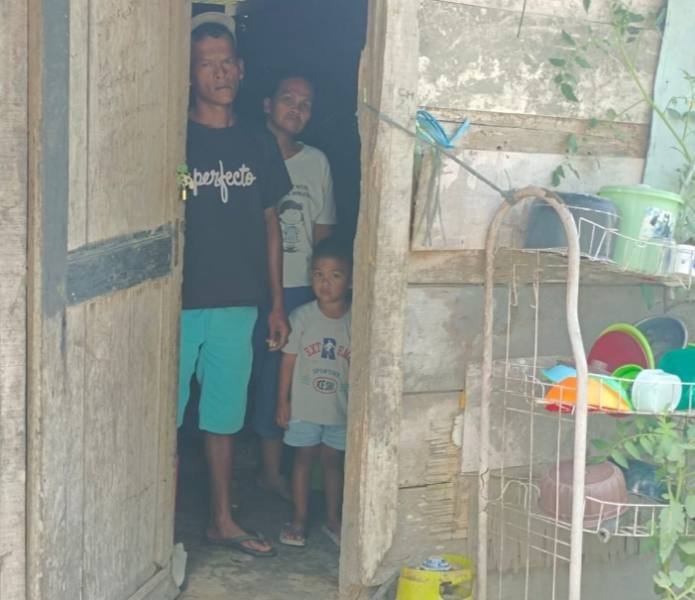 Tempat tinggal tidak layak dihuni Masryadi bersama Istri dan anak. (IST)