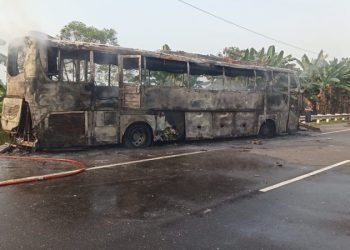 Kondis Bus Putra Pelangi terbakar hangus di Tol Medan-Kualanamu-Tebing Tinggi. 