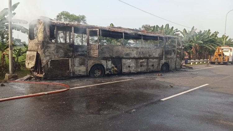Kondis Bus Putra Pelangi terbakar hangus di Tol Medan-Kualanamu-Tebing Tinggi.
