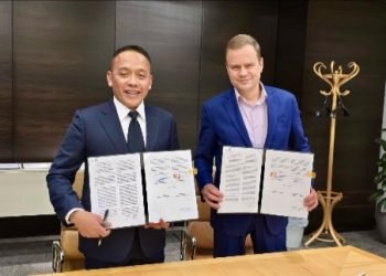Direktur Utama PTPN IV PalMco Jatmiko Santosa bersama Direktur Supply Chain Unilever Willem Uijen usai menandatangani kontrak kerjasama jangka panjang dalam rantai pasok PKO yang lestari melalui pengembangan dua unit Kernel Cruishing Plant. (IST)