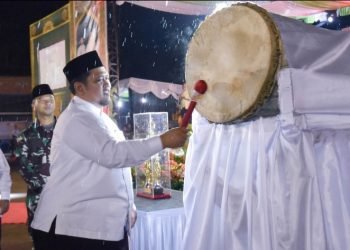 Pj.Sekda Padangsidimpuan Ary Junaidi memukul gong dibukanya  MTQ ke XXIV tingkat Kota Padangsidimpuan. (IST)