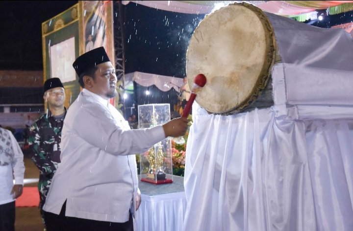 Pj.Sekda Padangsidimpuan Ary Junaidi memukul gong dibukanya  MTQ ke XXIV tingkat Kota Padangsidimpuan. (IST)