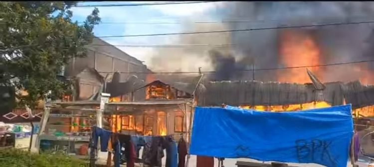 9 unit rumah di Parsoburan Toba hangus terbakar, Minggu (2/2).