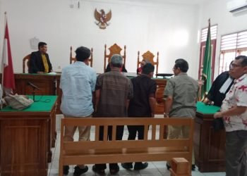 Empat terdakwa kasus korupsi konstruksi ruas Jalan Muarasoma–Simpang Gambir Kabupaten Madina saat menjalani sidang putusan.