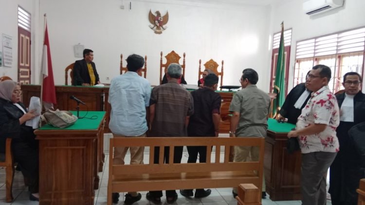 Empat terdakwa kasus korupsi konstruksi ruas Jalan Muarasoma–Simpang Gambir Kabupaten Madina saat menjalani sidang putusan.