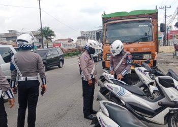 Personel Polda Sumut saat melakukan penindakan di jalan raya.