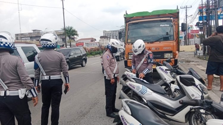Personel Polda Sumut saat melakukan penindakan di jalan raya.