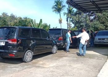 Personel Polres Simalungun mengamankan mobil yang digadaikan pelaku seorang IRT. 